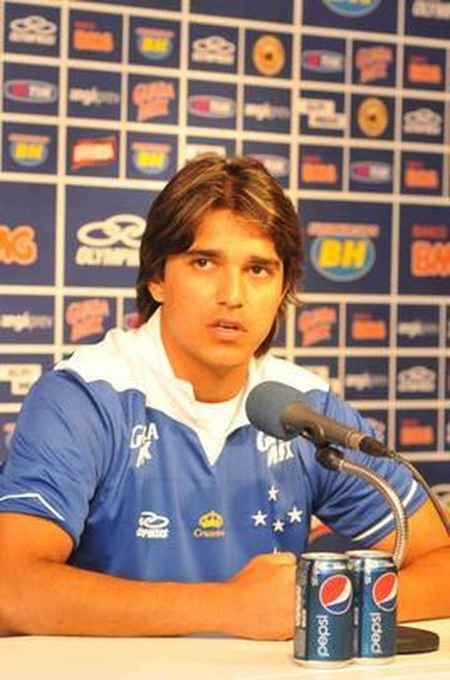 Imagens da apresentao do atacante Marcelo Moreno na Toca da Raposa II