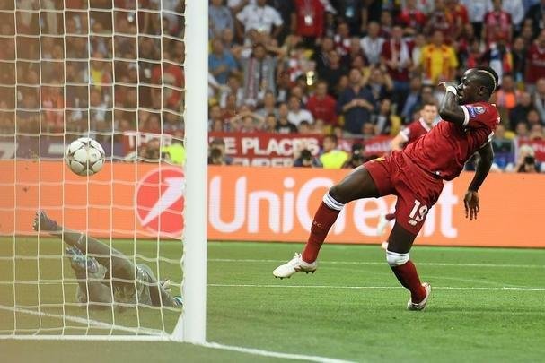 Mané completou cabeceio e empatou para o Liverpool: 1 a 1