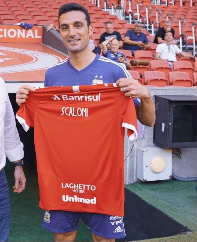 Scaloni, técnico da Argentina, foi presenteado com uma peça do Inter