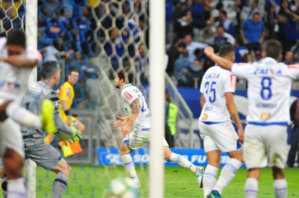 Cruzeiro volta melhor no segundo tempo, e Hudson abre o placar aos 6 minutos