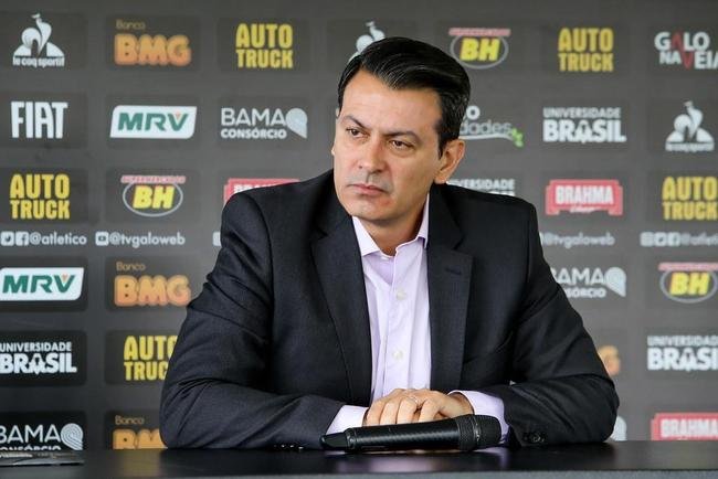 Rui Costa - O Atltico contratou Rui Costa em 11 de abril de 2019, num momento de crise. Na noite anterior, a equipe havia sido goleada por 4 a 1 pelo Cerro Porteo-PAR, na fase de grupos da Copa Libertadores. O resultado fez com que o tcnico Levir Culpi fosse demitido. Em dez meses de Atltico, Rui Costa nunca foi unanimidade entre os torcedores. Sob a gesto dele, o Atltico contratou quatro jogadores em 2019 e mais sete reforos anunciados em 2020. Com Rui Costa na diretoria de futebol, o Atltico teve trs treinadores: Rodrigo Santana (que iniciou o trabalho como interino e, posteriormente, foi efetivado), Vagner Mancini e Rafael Dudamel. Ele foi demitido do cargo em fevereiro de 2020 aps as quedas do time na Copa do Brasil e na Copa Sul-Americana.