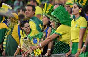 Fotos das torcidas de Brasil e Crocia no Estdio da Educao, em Al-Rayyan, no Catar, em duelo pelas quartas de final da Copa do Mundo