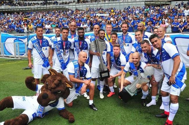 Cruzeiro: time campeo da Trplice Coroa de 2003 venceu equipe de masters por 2 a 1, neste domingo, em jogo festivo realizado no Mineiro