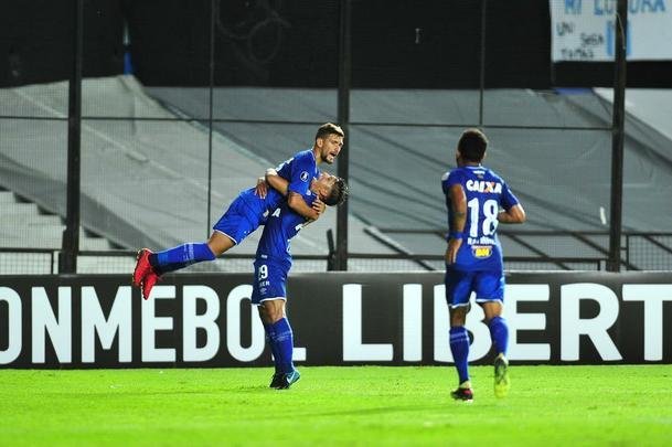 Fotos do primeiro tempo de Racing e Cruzeiro, no El Cilindro, pela Copa Libertadores. Arrascaeta empatou para o Cruzeiro, de cabea, aps cruzamento de Egdio