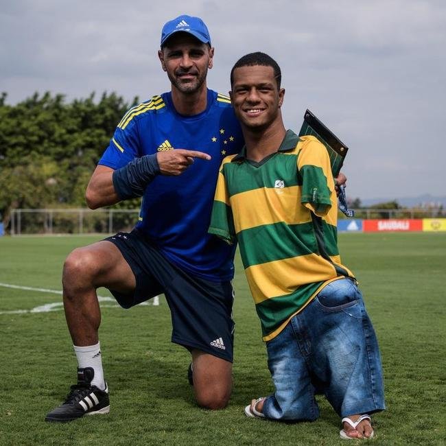 O campeo Gabriel Arajo foi  Toca da Raposa II acompanhar o treino do seu time de corao 