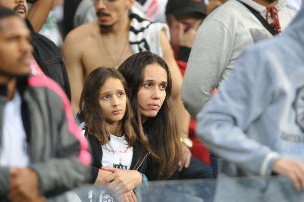 Fotos de tristeza e decepo dos torcedores atleticanos com a eliminao da Copa Sul-Americana para o Coln, no Mineiro. Galo perdeu nos pnaltis por 4 a 3