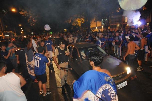 Torcedores protestam contra o cancelamento do evento na Savassi