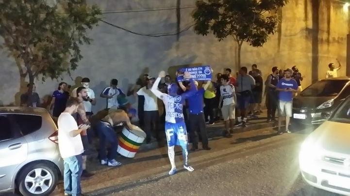 Protesto diante da residncia do presidente do Cruzeiro, Wagner Pires de S. Torcedores querem a renncia imediata do dirigente para que Conselho Gestor assuma o comando