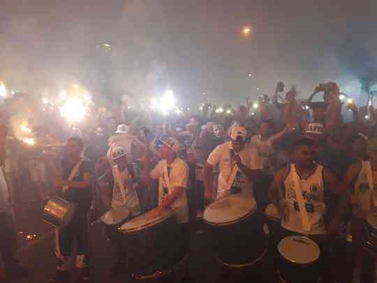 Torcedores acompanharam a chegada do Cruzeiro no Mineiro