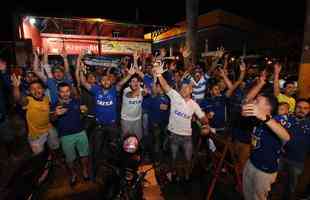 Torcedores do Cruzeiro iniciam viglia de 24 horas para aguardar final da Copa do Brasil, contra o Flamengo, no Mineiro. Esforo pelo sonho do pentacampeonato nacional.