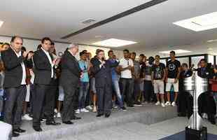 Governador Anastasia entregou uma placa aos campees brasileiros e recebeu uma camisa do Cruzeiro de presente, na Cidade Administrativa