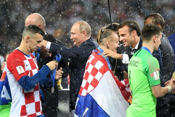 Presidente francês Emmanuel Macron vibra muito com o título francês e depois ainda entrega medalhas e troféu aos campeões; já a presidente croata Kolinda Grabar-Kitarovic deu show de simpatia mesmo com o vice