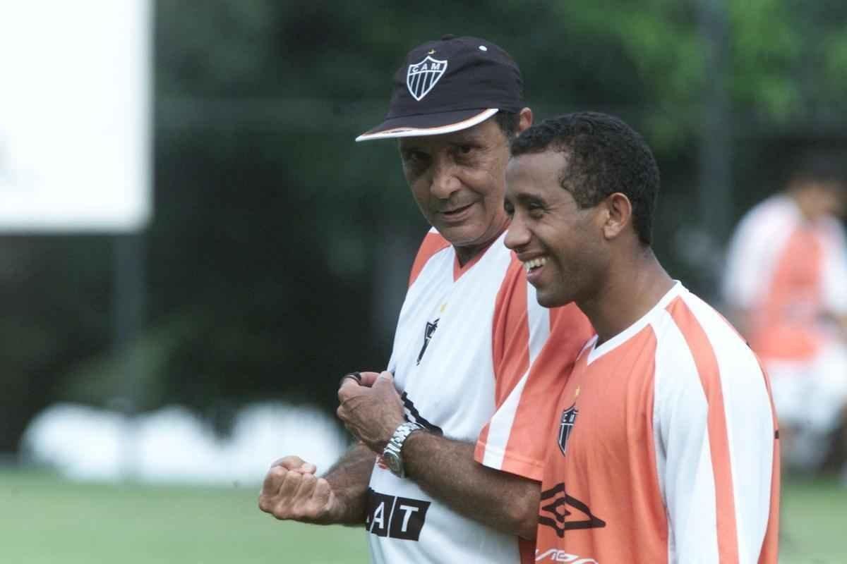 Procpio dirigiu o Atltico em 328 partidas, num total de seis passagens. Os perodos foram 1979/1981, 1984/1985, 1992, 1995/1996, 2003 e 2004/2005. Sob o comando dele, o Galo foi campeo da Copa Conmebol de 1992. Ele levantou a taa nos Mineiros de 1978, 1979 e 1980. Na foto, Procpio em sua passagem pelo Atltico no ano de 2003.