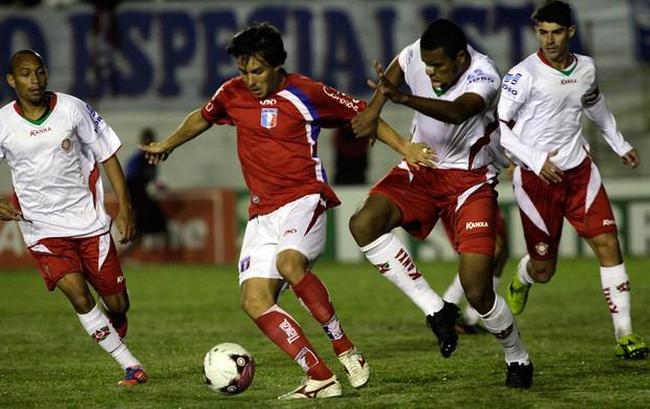 O Guaratinguetá ficou em 16º lugar na Série B 2012, com 43 pontos. O CRB caiu em 17º, com 42.