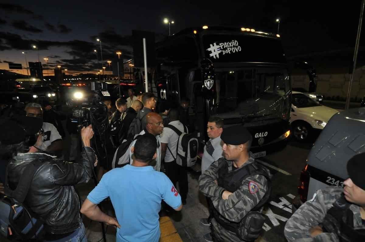Delegao do Atltico desembarcou unida e em silncio no aeroporto de Confins, nesta quinta-feira