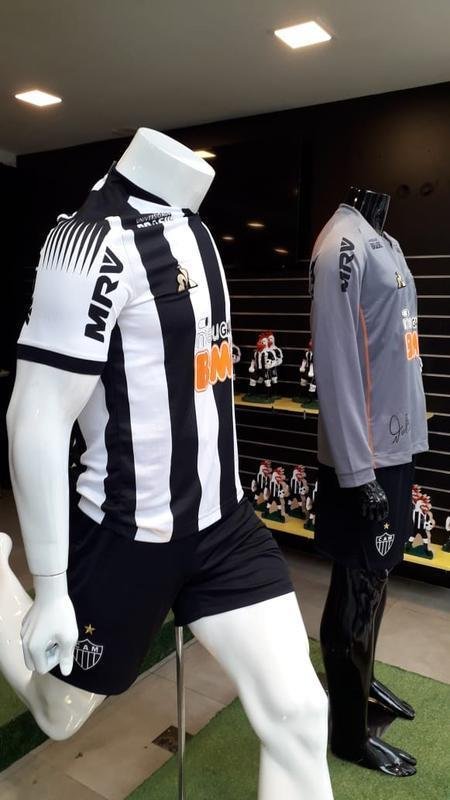 Imagens da nova camisa do Atlético na loja do clube, em Lourdes