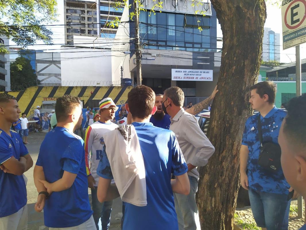 Torcida do Cruzeiro foi em peso ao Parque Esportivo do Barro Preto para fazer press�o pela aprova��o da venda da SAF a Ronaldo