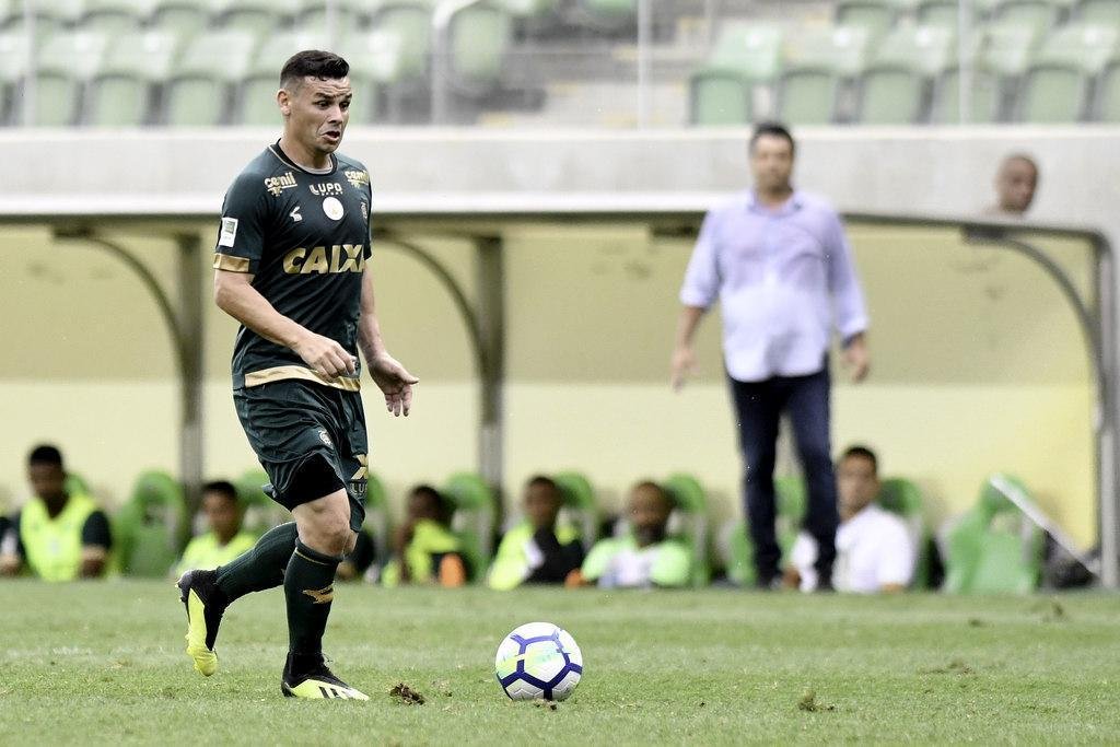 Ruy veio por emprstimo do Coritiba e acumulou 49 atuaes e sete gols com a camisa do Amrica