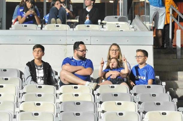 Imagens da torcida e da partida entre Cruzeiro e Santos, no Mineiro