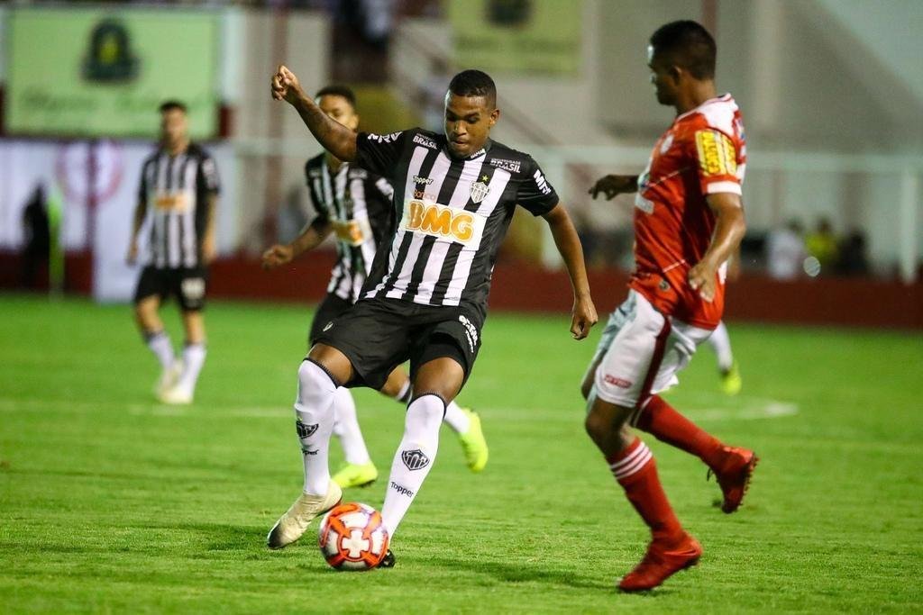 Alerrandro - Reserva imediato de Ricardo Oliveira, Alerrandro no foi bem em Tombos. O centroavante foi pouco participativo (a bola pouco chegou ao garoto), mas perdeu tima chance no primeiro tempo, aps cruzamento de Leandrinho que ele cabeceou mal para fora. Na segunda etapa, ficou sumido no jogo at ser substitudo.