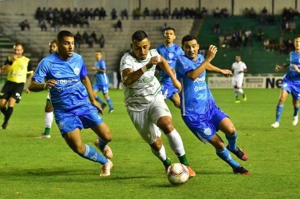 Juventude - conseguiu a única vitória em 2020 graças à boa atuação do lateral-direito Lennon, ex-Cruzeiro, que marcou duas vezes diante do São Luiz (3 a 1), pelo Campeonato Gaúcho. No geral, somou cinco pontos e ficou em terceiro no Grupo A do primeiro turno. Já na Copa do Brasil, passou de fase ao empatar por 0 a 0 com o Coruripe. Além de Lennon, o zagueiro Edcarlos e os meias Pedro Ken e Caíque Valdívia passaram pela Toca da Raposa. No jogo mais recente, a escalação do time de Marquinhos Santos teve Marcelo Carné; Samuel Santos, Edcarlos, Genilson e Lennon; Felippe Borges, João Paulo, Renato Cajá e Pedro Ken; Marciel e Bruno Alves.