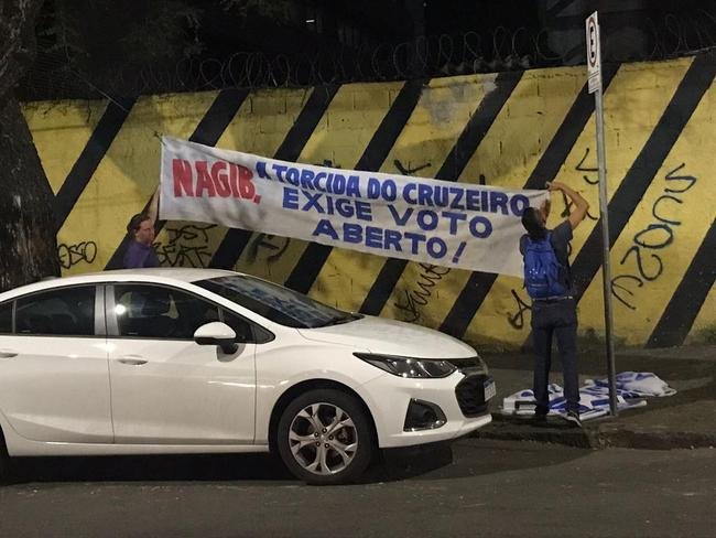 A favor da venda da SAF para Ronaldo, torcedores do Cruzeiro protestaram contra o Conselho Deliberativo do clube durante a apresentação da proposta do empresário, em evento na sede do Barro Preto