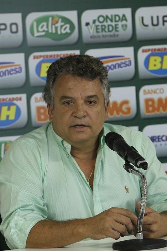 O elenco do Amrica se reapresentou para a temporada 2015 na tarde desta segunda-feira, no CT Lanna Drumond. Depois de reunio com integrantes do conselho de administrao, os jogadores foram para um campo secundrio, onde realizaram o primeiro trabalho com bola. O gramado principal passa por reformas.