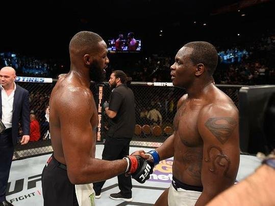 Jon Jones volta ao octógono do UFC e conquista cinturão interino