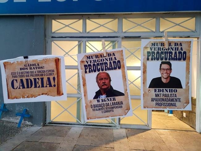 Torcedores do Cruzeiro realizaram protesto com hamsters e 'varal de procurados' no Barro Preto