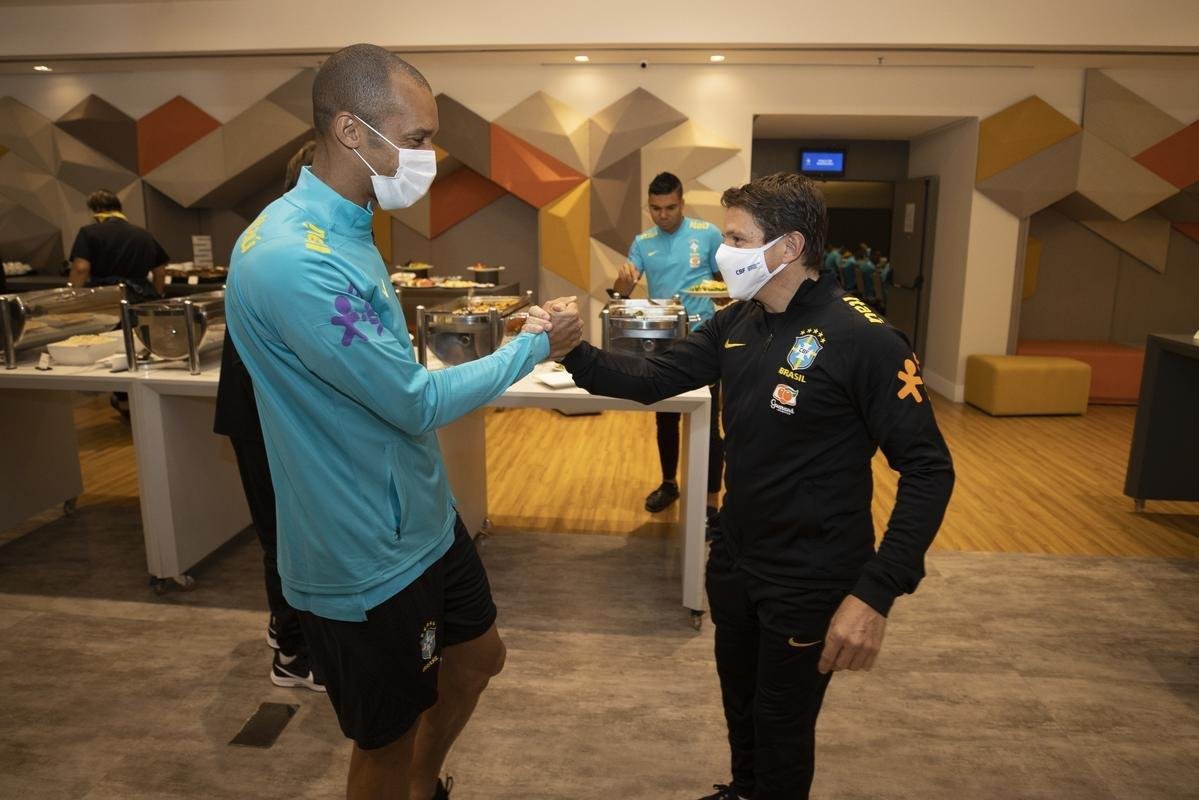 Jogadores se apresentam  Seleo Brasileira