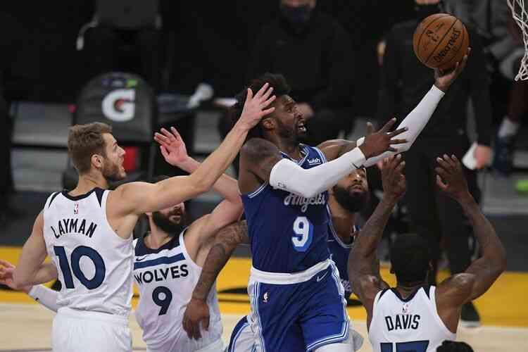 Em jogo de 'cinco minutos', Lakers massacram o San Antonio Spurs