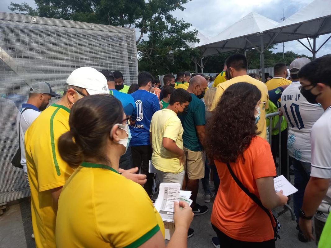 Torcedores no entorno do Mineiro, em BH, antes do jogo entre Brasil e Paraguai pelas Eliminatrias da Copa do Mundo do Catar