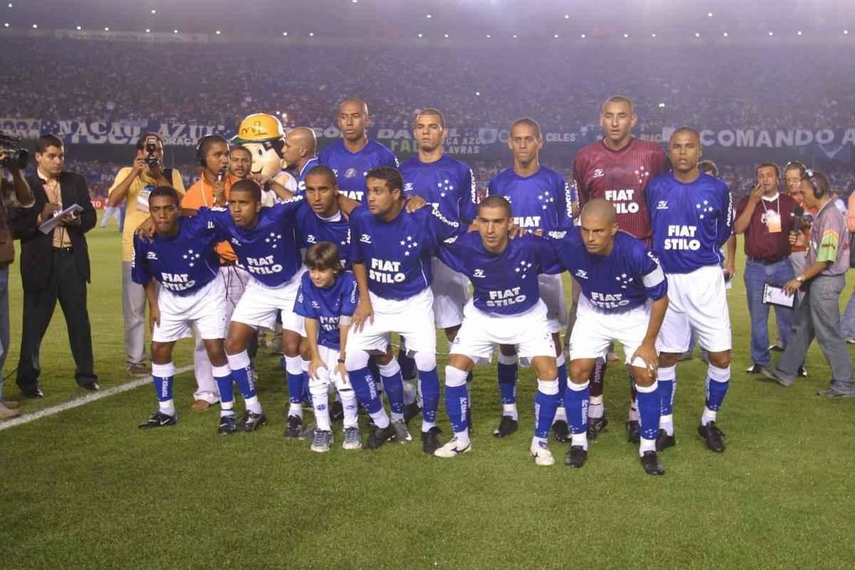 Em junho de 2003, o Cruzeiro deu o segundo passo para alcanar a indita Trplice Coroa. No dia 11 daquele ms, no Mineiro, o time dirigido por Vanderlei Luxemburgo conquistou a Copa do Brasil ao derrotar o Flamengo por 3 a 1. Os gols foram de Deivid, Aristizbal e Luiso. Alex no marcou, mas voltou a dar show em campo, assim como j havia feito no empate por 1 a 1 no duelo de ida, no Maracan, quando fez gol de letra. Aquele foi o quarto ttulo celeste no torneio de mata-matas e deu ainda mais confiana ao elenco para tambm faturar o Brasileiro no segundo semestre de 2003.