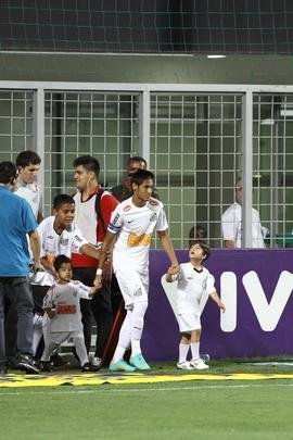 Torcedores do Cruzeiro assediaram Neymar antes e durante a partida