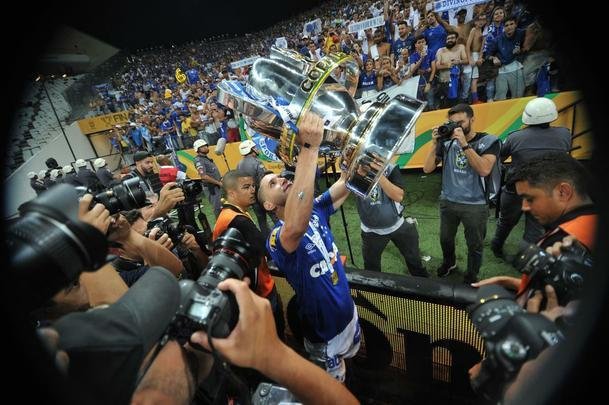 Seja em campo, nas arquibancadas da Arena Corinthians ou nas ruas de Belo Horizonte, os cruzeirenses comemoraram bastante a conquista do sexto ttulo da Copa do Brasil. O clube se tornou o maior vencedor isolado da histria do torneio, deixando para trs o Grmio, que ganhou cinco vezes. Veja as melhores imagens da celebrao de jogadores, dirigentes e torcedores!