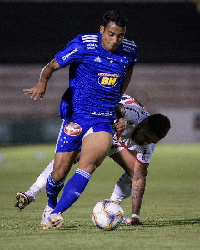 Imagens do jogo entre Botafogo-SP e Cruzeiro, no estádio Santa Cruz, em Ribeirão Preto, pela 20ª rodada da Série B