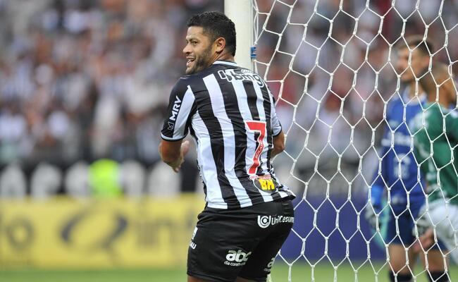 Hulk comemora gol do Atltico na vitria por 3 a 0 sobre a Caldense