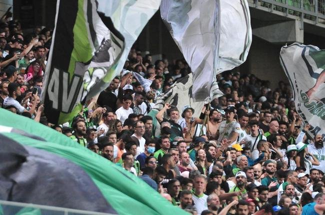 Fotos da torcida do Amrica dentro do Independncia, em Belo Horizonte, durante o jogo contra o So Paulo, nesta quinta-feira (18). Partida valida pela volta das quartas de final da Copa do Brasil. 