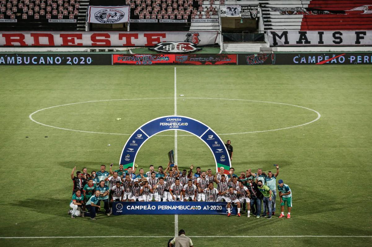 Após empatar em 0 a 0 contra o Santa Cruz, no Arruda, o Salgueiro bateu a Cobra Coral nos pênaltis e garantiu o primeiro título Estadual para o interior pernambucano