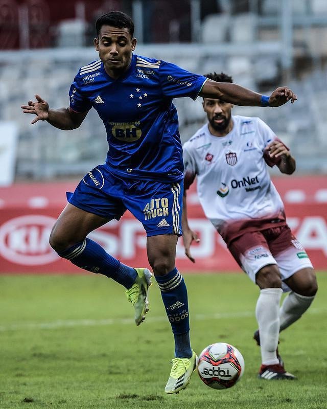 Airton - O jovem atacante de 22 anos  titular do tcnico Felipe Conceio. Neste incio de ano, participou de 13 jogos e marcou um gol, na vitria sobre o Atltico, no dia 11 de abril, pelo Campeonato Mineiro. Deu uma assistncia na temporada.
