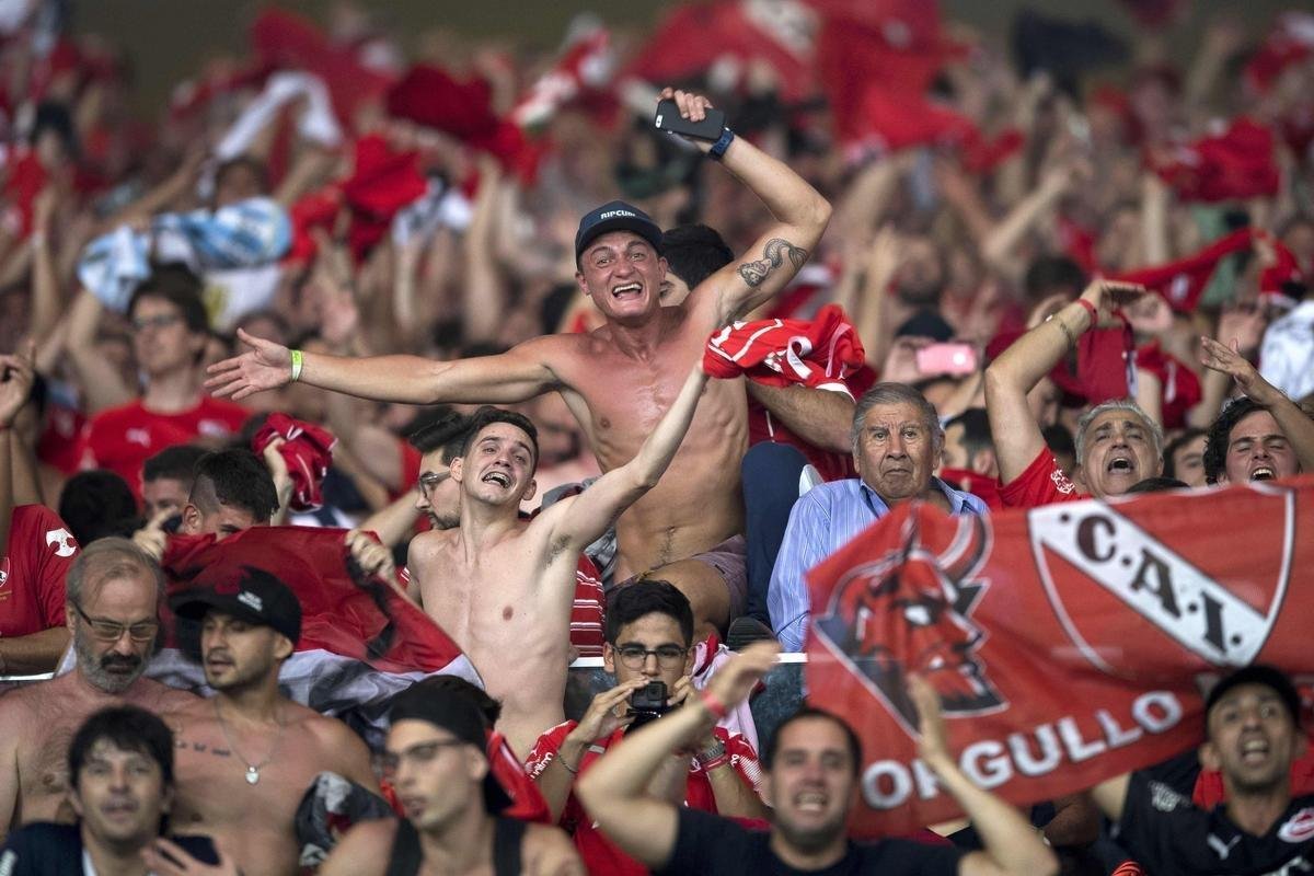 DEZEMBRO: aps vencer o jogo de ida por 2 a 1, o Independiente segurou o Flamengo no Maracan, empatou por 1 a 1 e conquistou o ttulo da Copa Sul-Americana. Com isso, o Atltico ficou fora da Copa Libertadores. Caso o Rubro-Negro levantasse a taa, o Brasileiro teria G-9 e o Galo jogaria o principal torneio continental. 