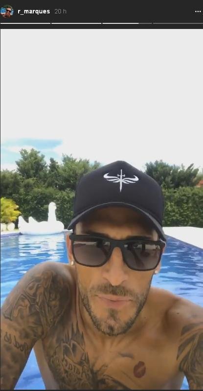Jogadores do Cruzeiro no carnaval 2018: Rafael Marques com amigos em dia de piscina