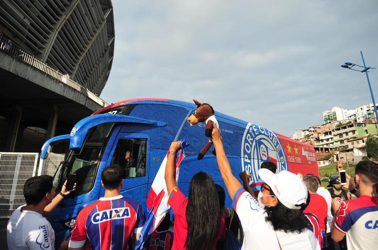Chegada da delegao do Bahia  Fonte Nova, em Salvador