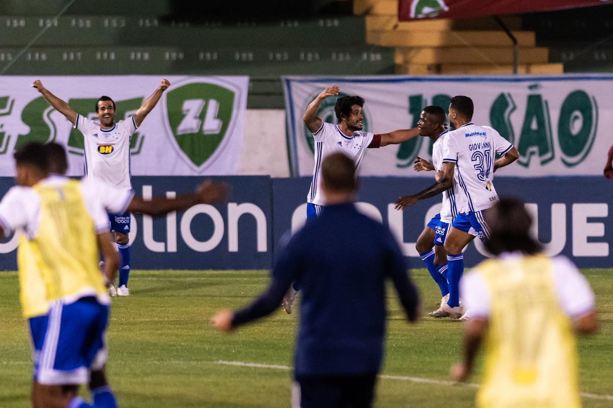 Leo fechou a vitória do Cruzeiro sobre o Guarani por 3 a 2 em Campinas