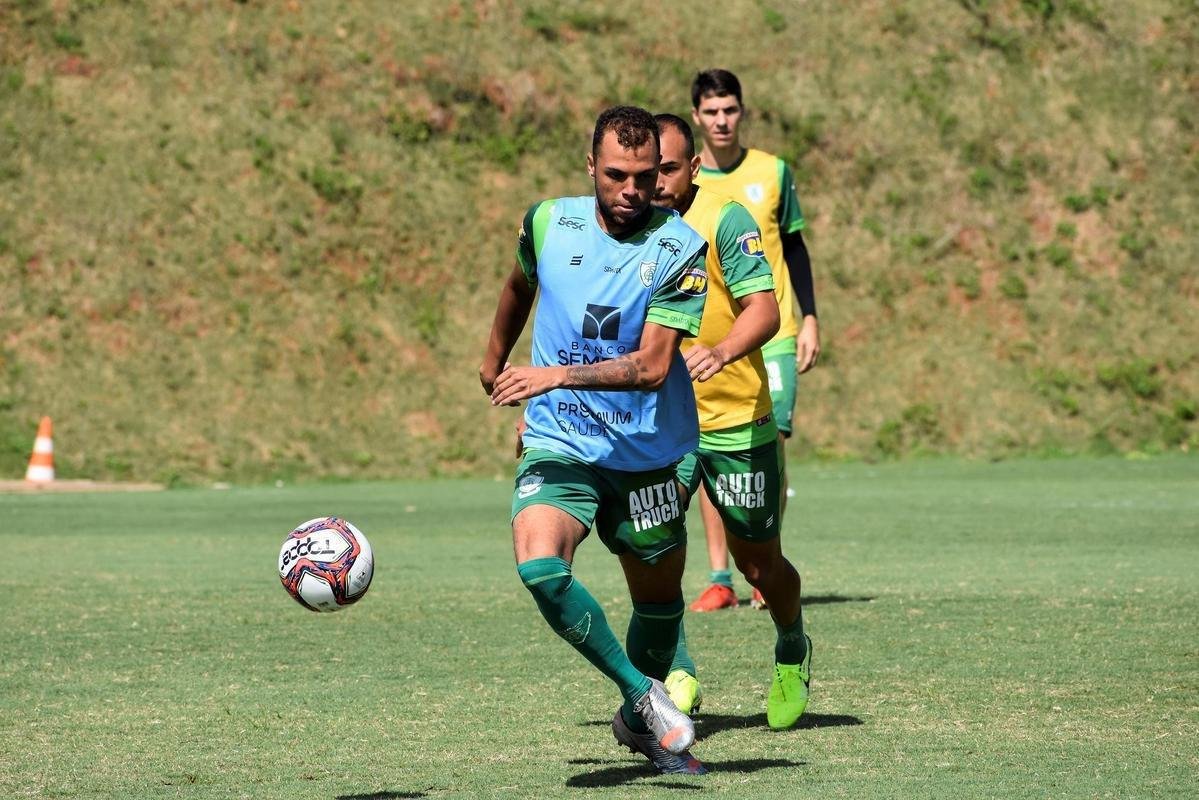 O Amrica segue com treinamentos intensivos voltados para a disputa do Campeonato Mineiro. No prximo sbado (27), o Coelho estreia no estadual diante do Boa Esporte, s 19h. A partida ser realizada no Independncia, em Belo Horizonte. A tendncia  que, neste primeiro compromisso, o tcnico Lisca utilize jogadores que tiveram menor minutagem na temporada 2020/21, alm de nomes promissores das categorias de base do clube.