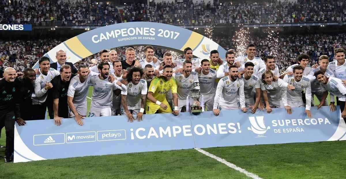 Jogadores do Real Madrid comemoram ttulo da Supercopa da Espanha sobre o Barcelona