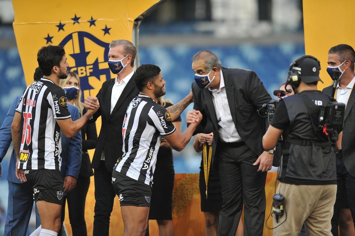 Jogadores do Atltico erguem a taa de campeo da Supercopa do Brasil na Arena Pantanal, em Cuiab