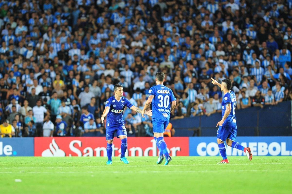 No segundo tempo, Lautaro Martnez marcou o terceiro dele no jogo, Robinho fez de falta para o Cruzeiro e Solari deu nmeros finais ao placar: Racing 4 x 2 Cruzeiro