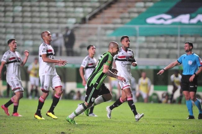 Fotos da partida entre Amrica e So Paulo, nesta quinta-feira (18), no Independncia, em Belo Horizonte, pelas quartas de final da Copa do Brasil.
