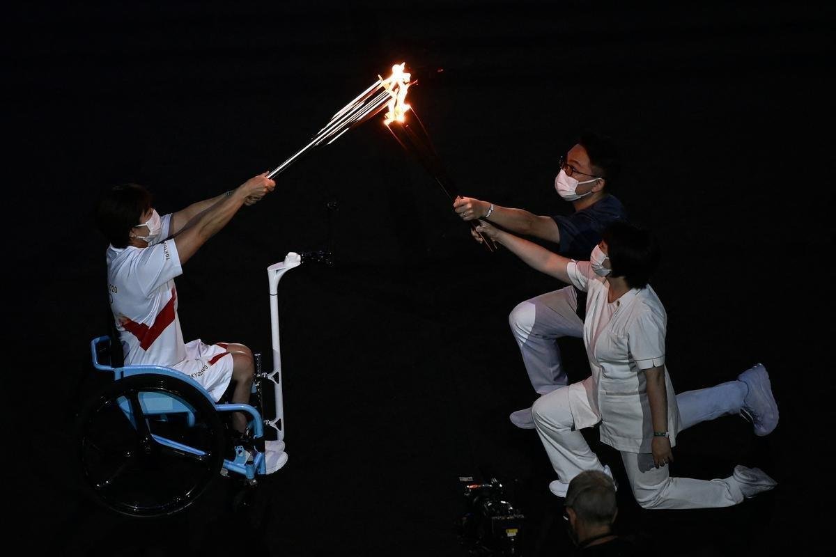 Acendimento da pira olmpica na cerimnia de abertura dos Jogos de Tquio